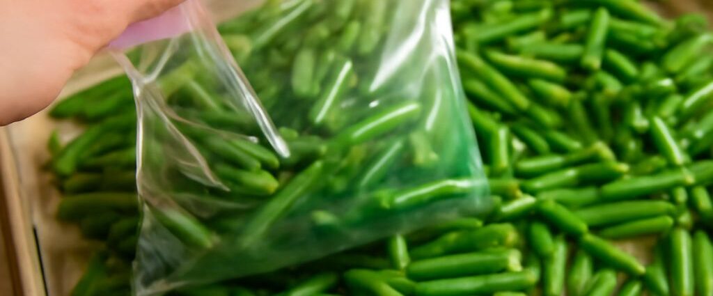 Freezing string beans after blanching beside an ice bath