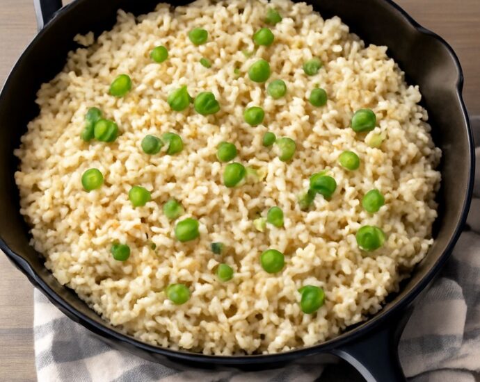 Fluffy garlic rice topped with crisp golden garlic